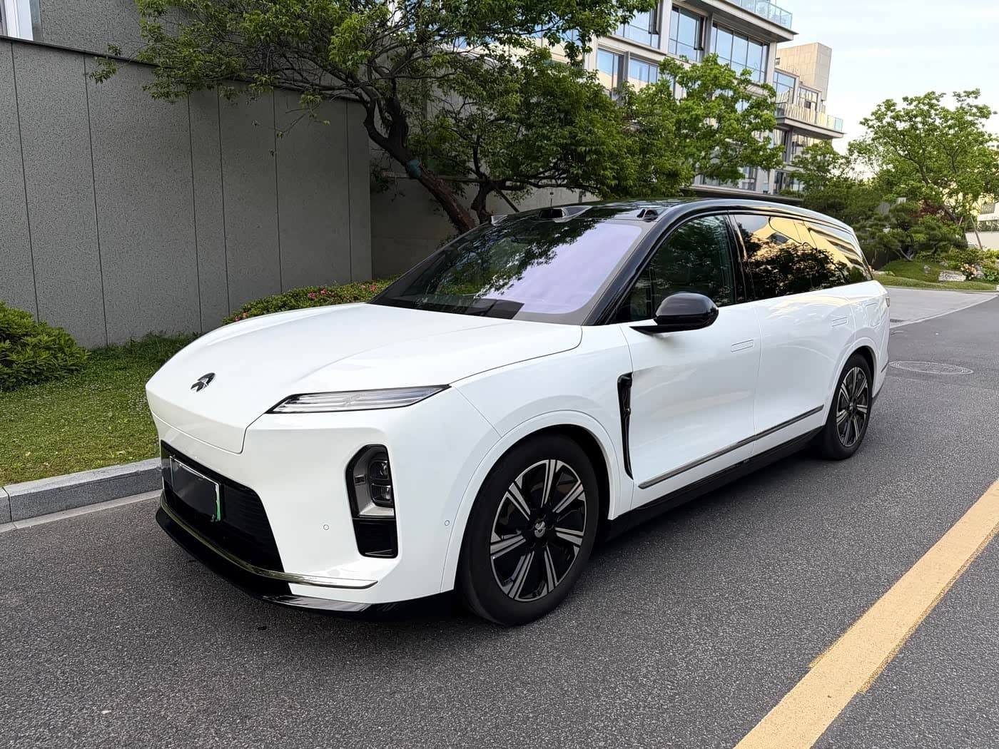 2025 NIO ES8 front exterior