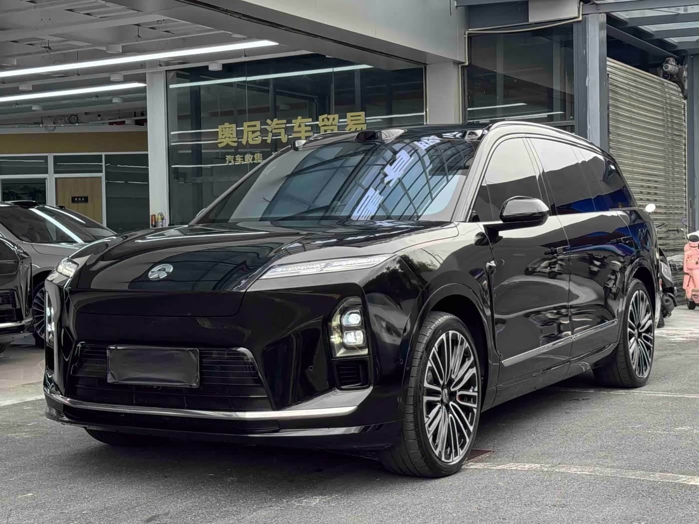 2025 NIO ES8 front exterior