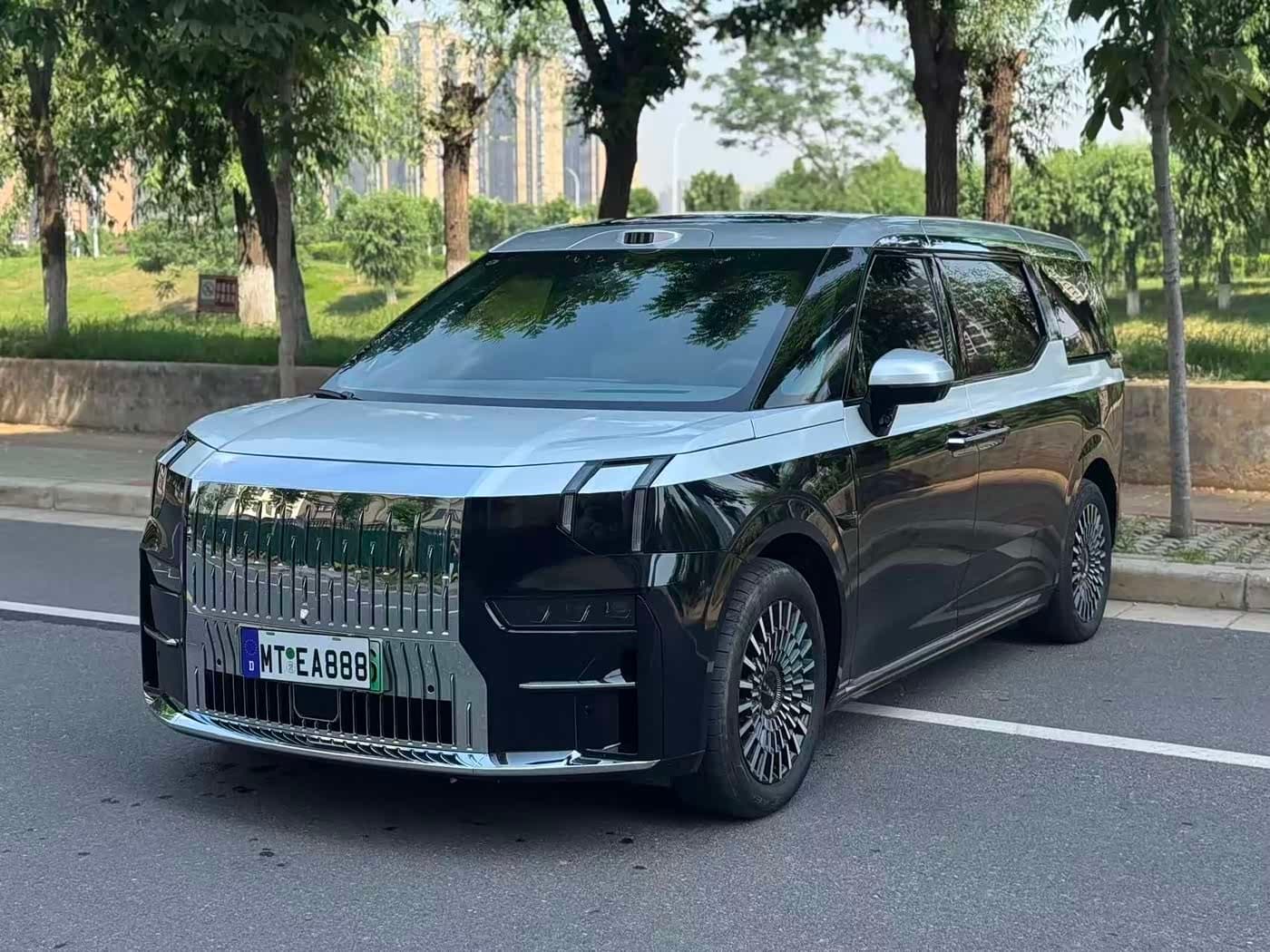 2024 Zeekr 009 front exterior