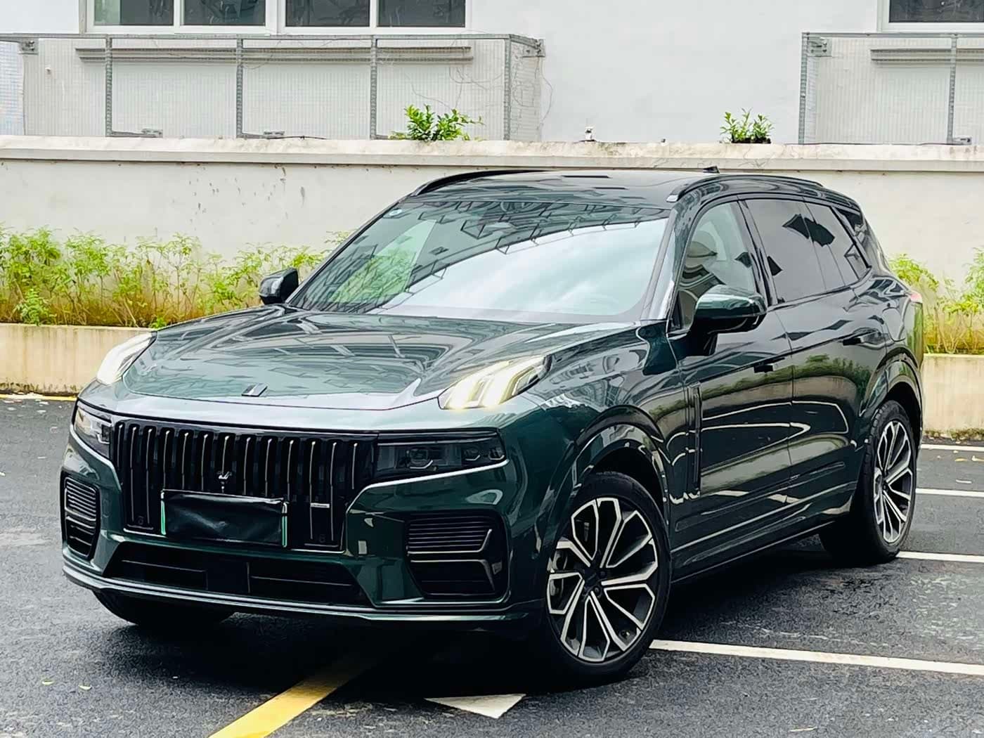 2024 Lynk & Co 09 EM-P front exterior