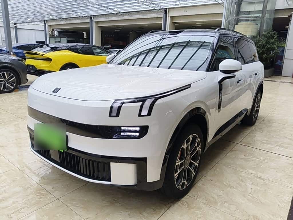 2025 Lynk & Co 900 front exterior