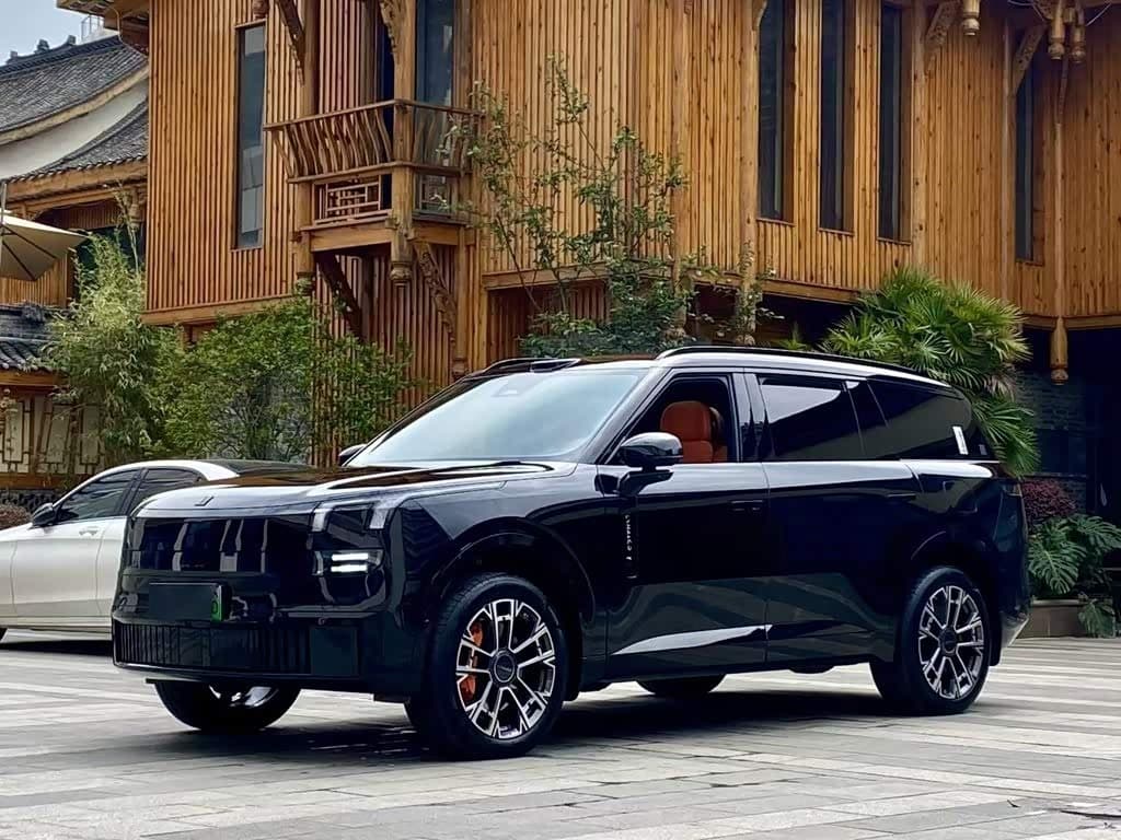 2025 Lynk & Co 900 front exterior