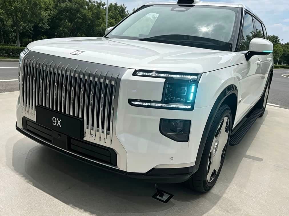 2025 Zeekr 9X front exterior