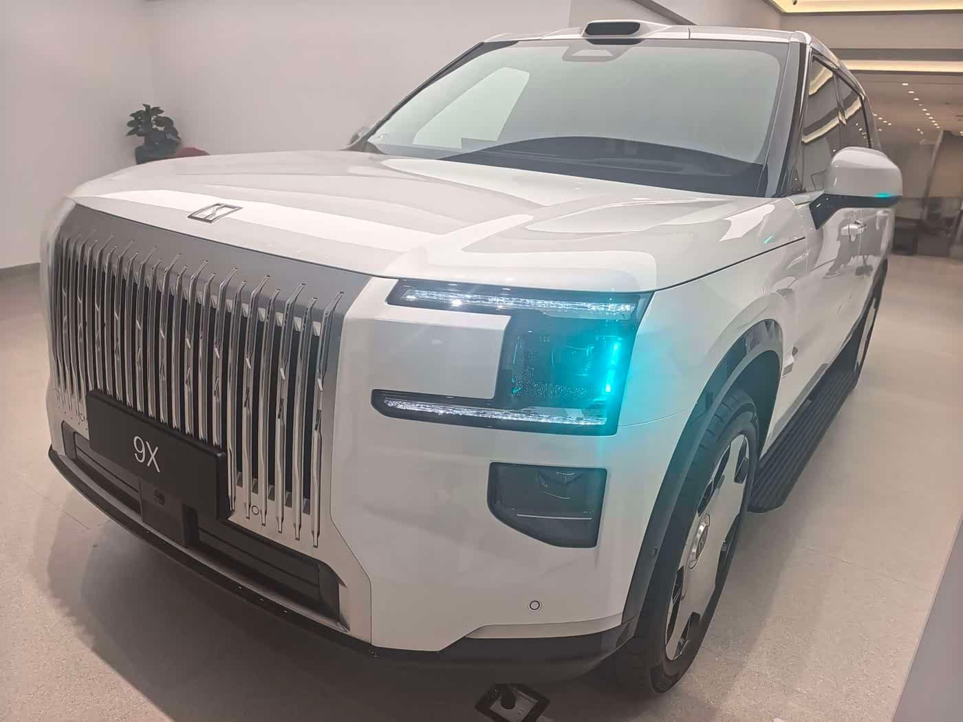 2025 Zeekr 9X front exterior