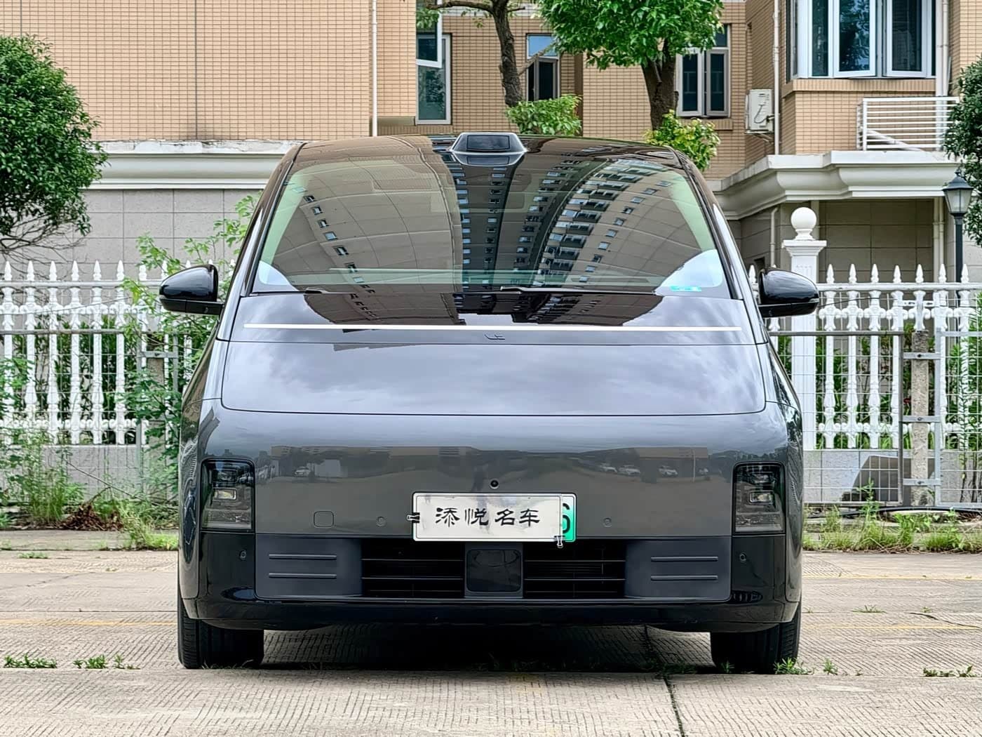 2024 Li Auto MEGA front exterior