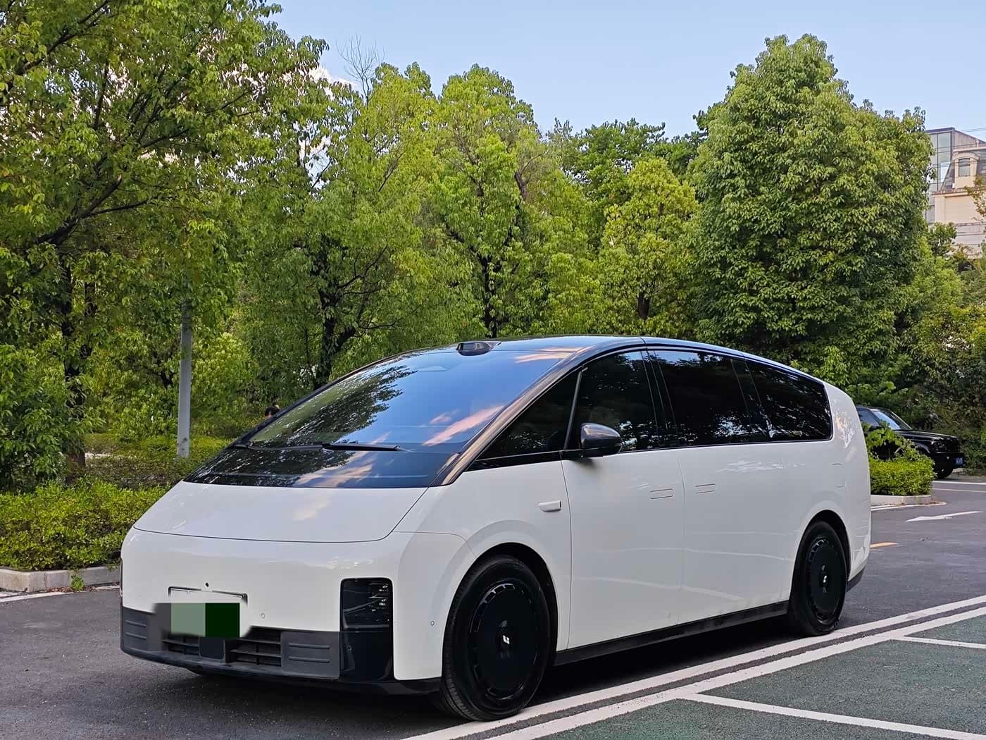 2025 Li Auto MEGA front exterior