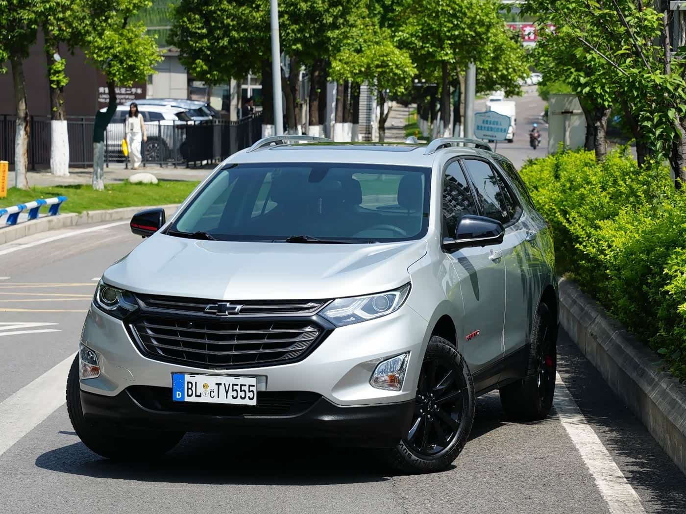 2019 Chevrolet Equinox front exterior