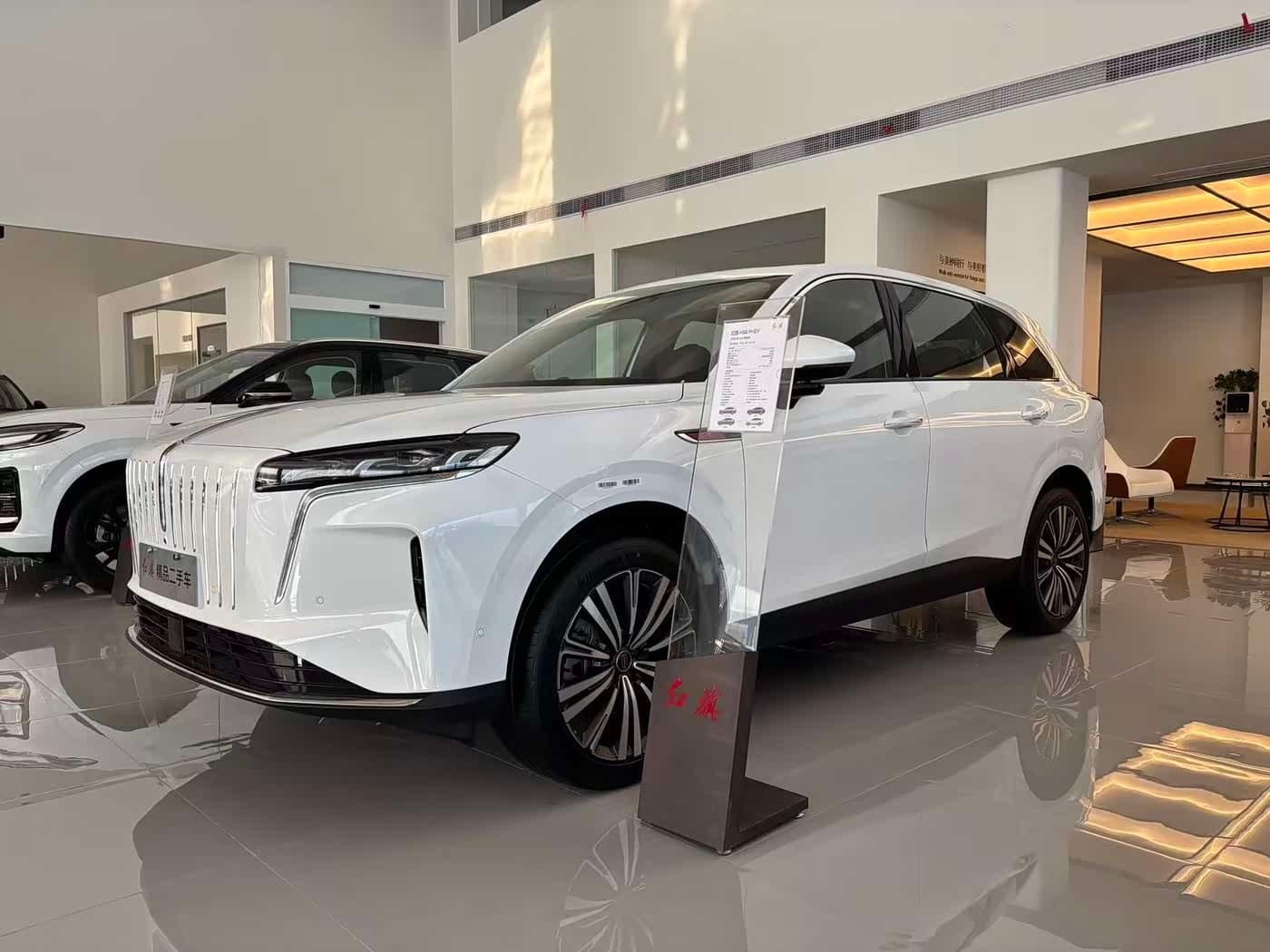 2025 Hongqi HS6 PHEV front exterior