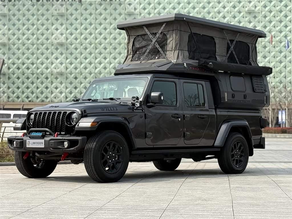 2023 Jeep Gladiator front exterior
