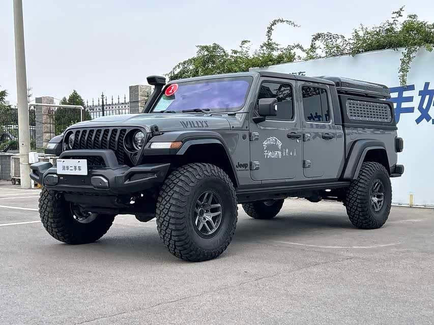 2022 Jeep Gladiator front exterior