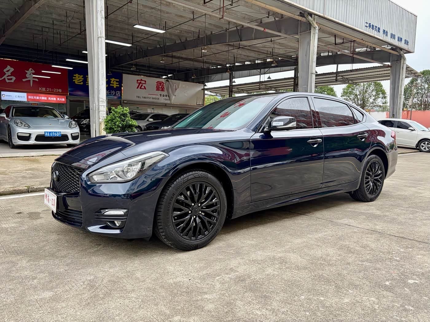 2017 Infiniti Q70 front exterior