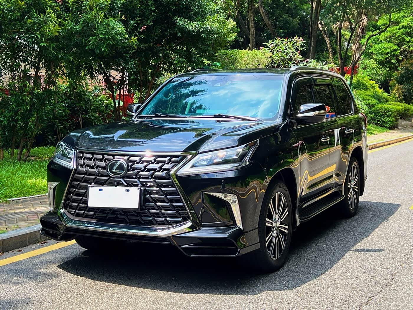 2018 Lexus LX front exterior