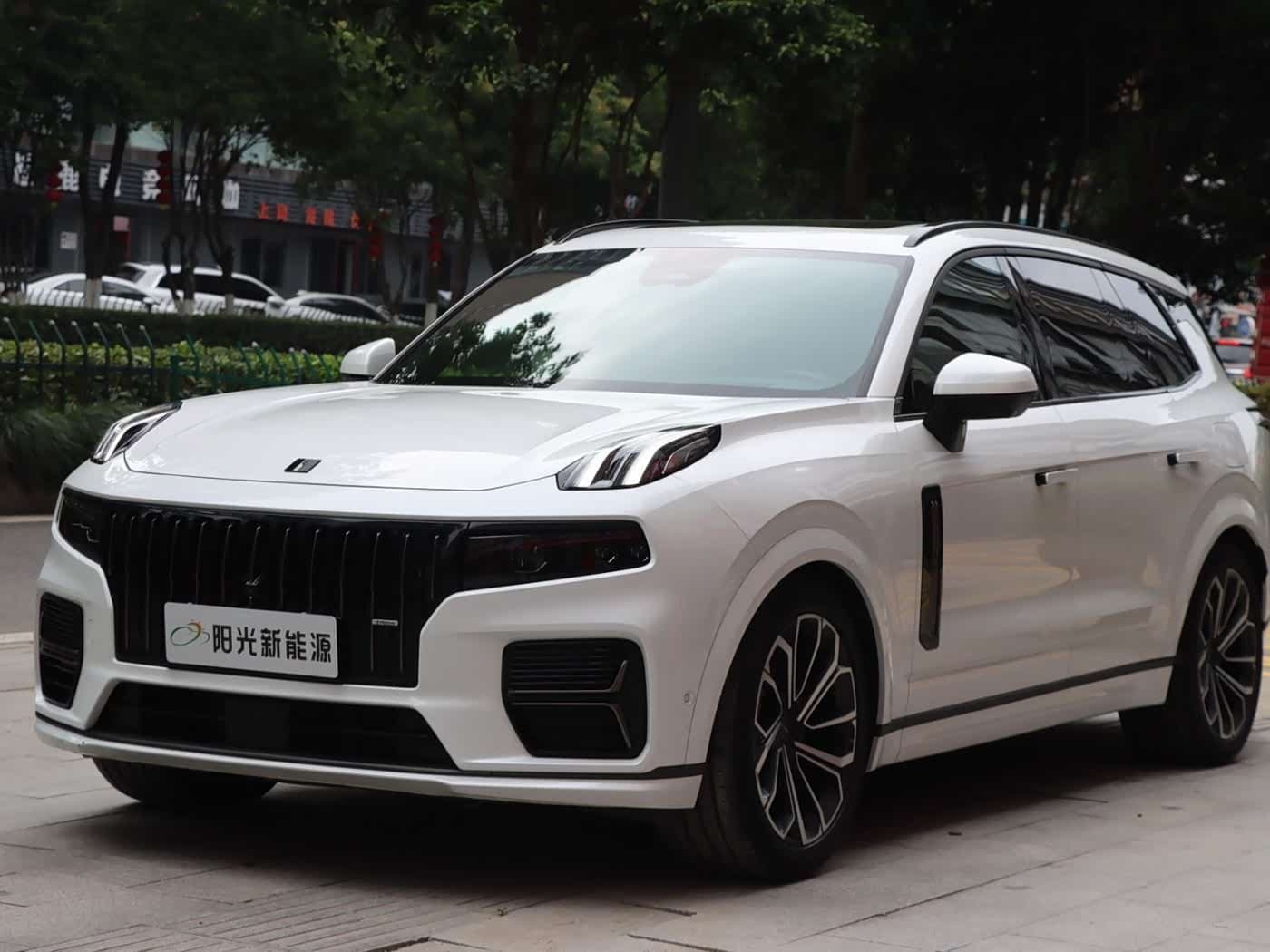 2024 Lynk & Co 09 EM-P front exterior