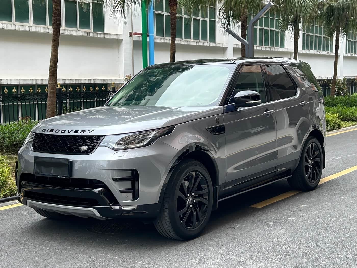 2019 Land Rover Discovery front exterior