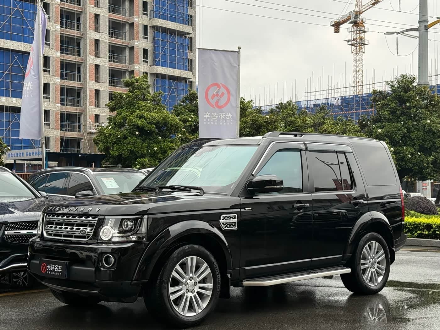 2015 Land Rover Discovery front exterior