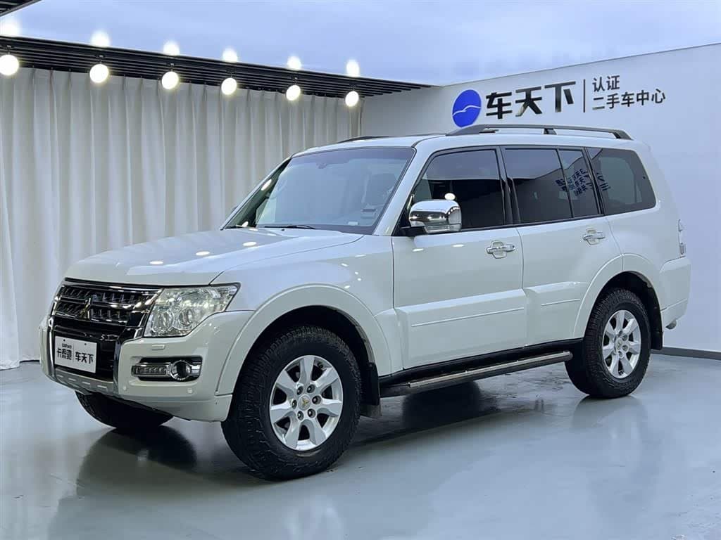 2014 Mitsubishi Pajero front exterior