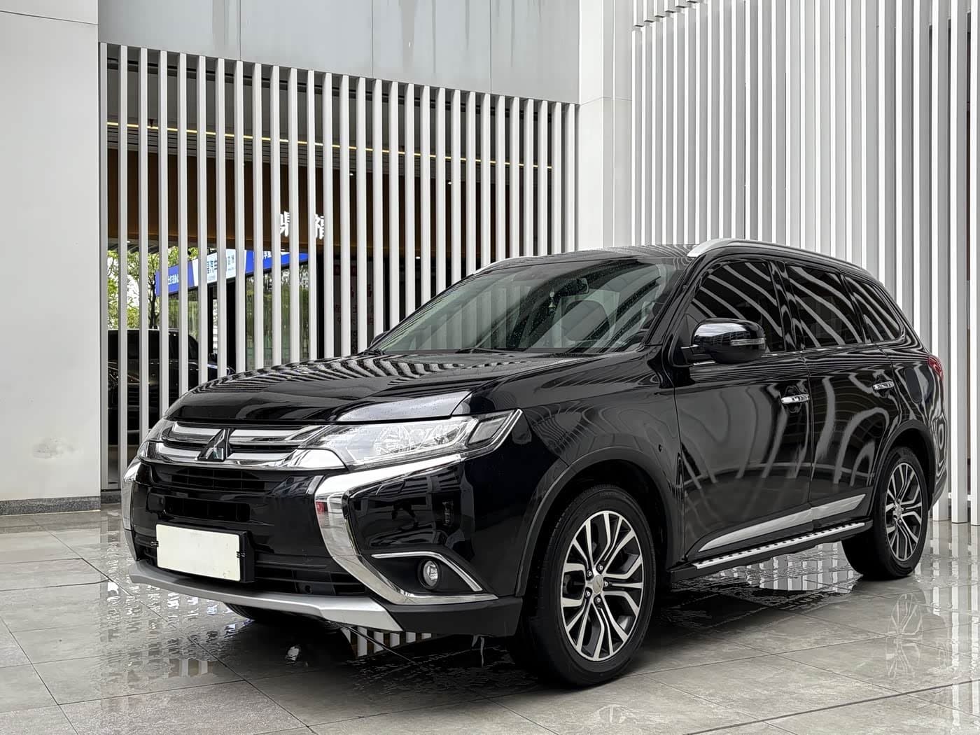 2016 Mitsubishi Outlander front exterior