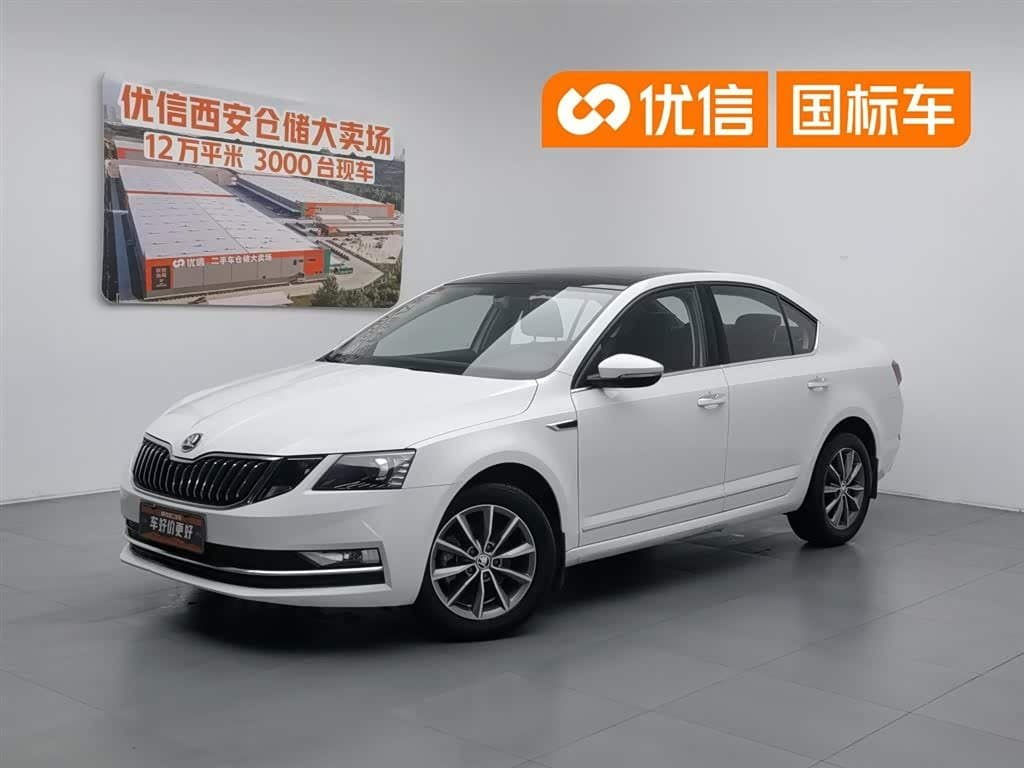 2020 Škoda Octavia front exterior