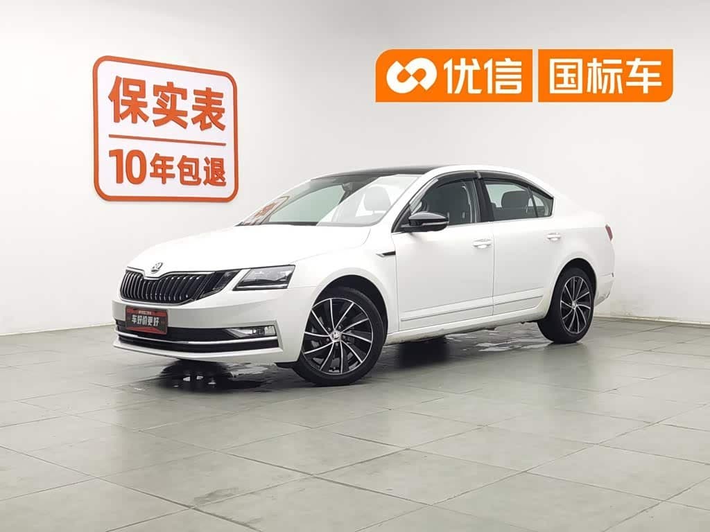 2019 Škoda Octavia front exterior