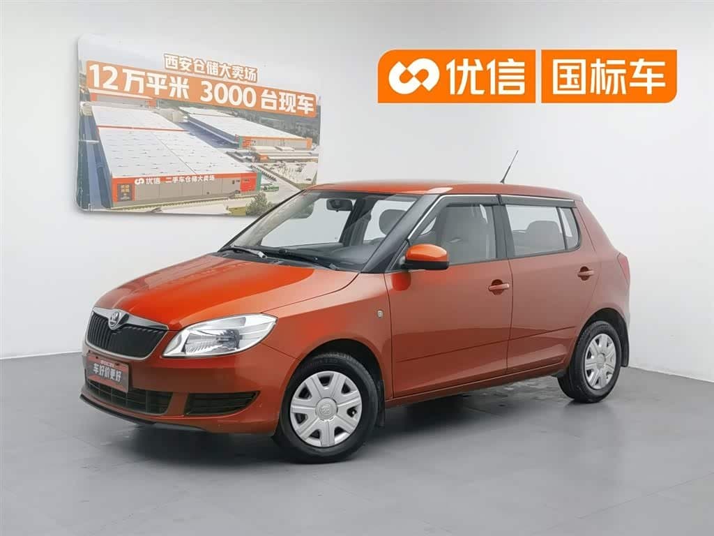 2013 Škoda Fabia front exterior