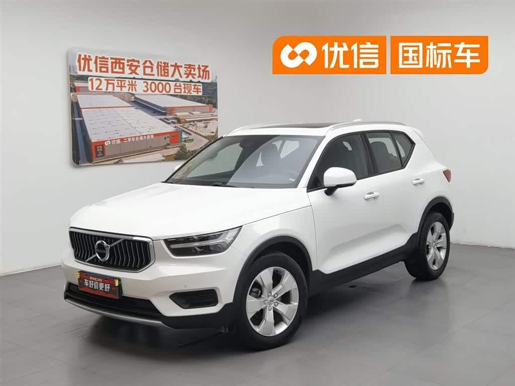 2019 Volvo XC40 front exterior