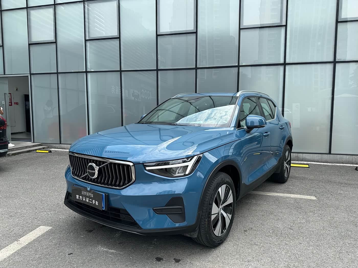 2023 Volvo XC40 front exterior