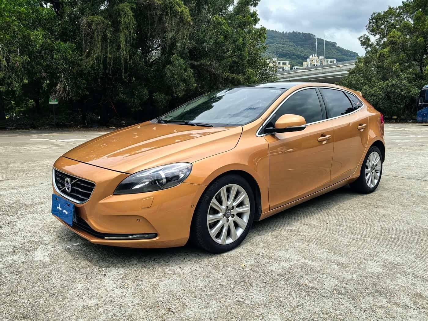 2013 Volvo V40 front exterior