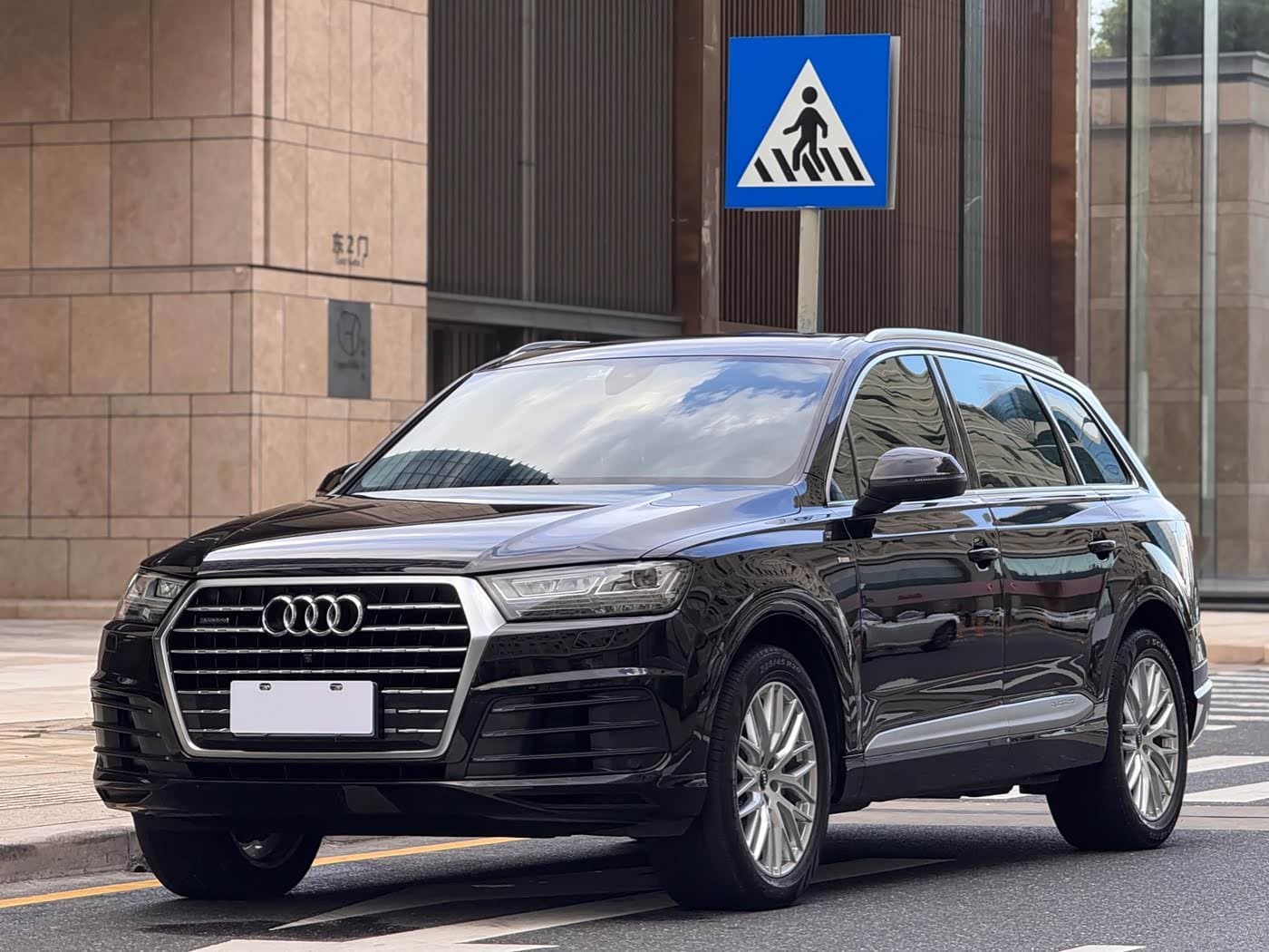2015 Audi Q7 front exterior