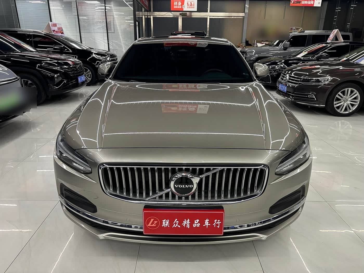 2021 Volvo S90 front exterior
