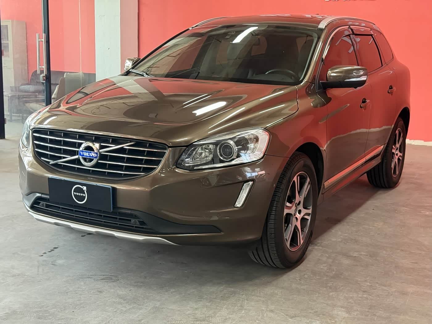 2014 Volvo XC60 front exterior