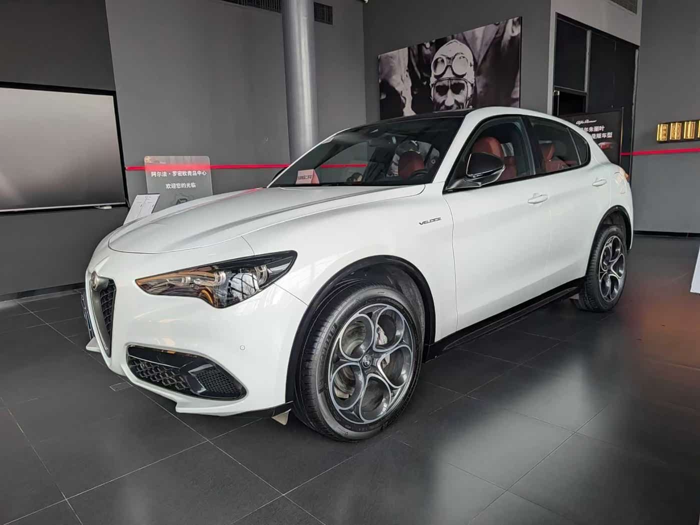 2023 Alfa Romeo Stelvio front exterior