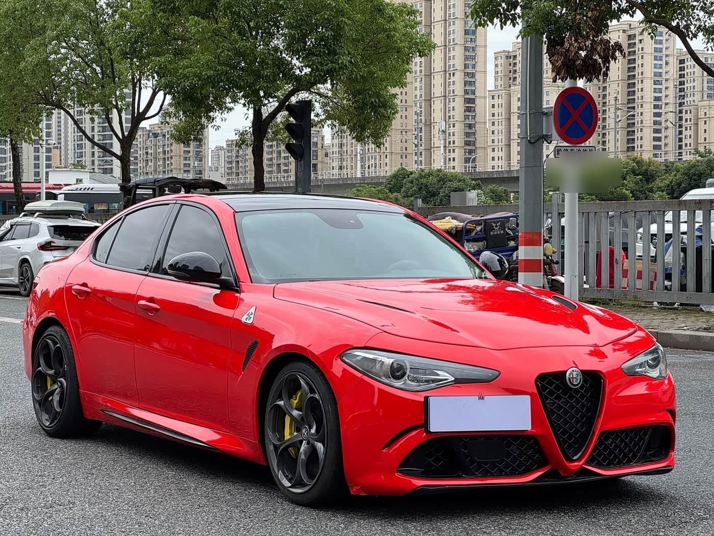 2017 Alfa Romeo Giulia front exterior