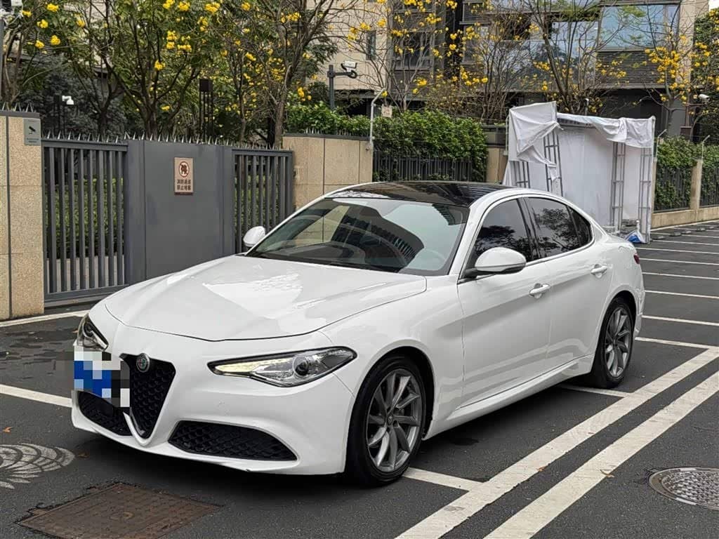 2017 Alfa Romeo Giulia front exterior