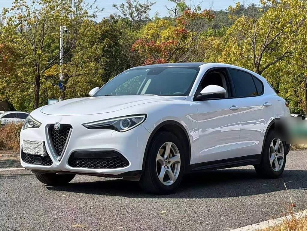 2017 Alfa Romeo Stelvio front exterior