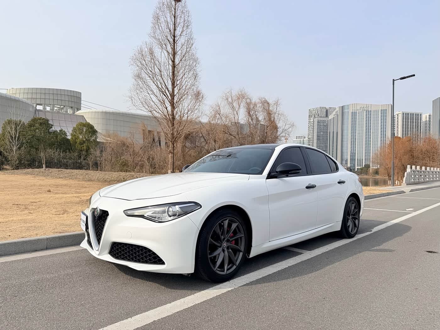 2017 Alfa Romeo Giulia front exterior