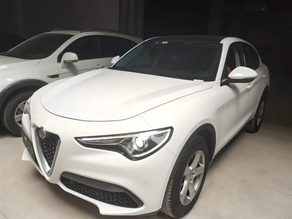 2017 Alfa Romeo Stelvio front exterior