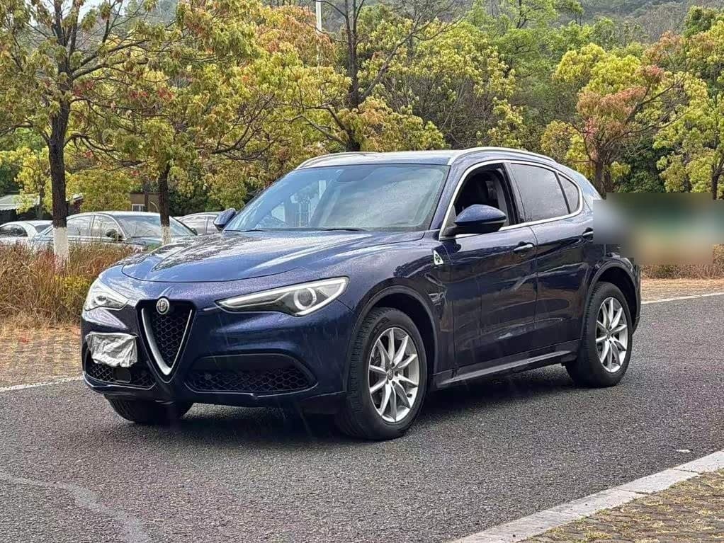 2017 Alfa Romeo Stelvio front exterior