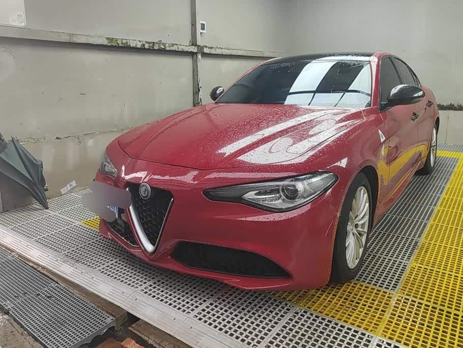 2017 Alfa Romeo Giulia front exterior