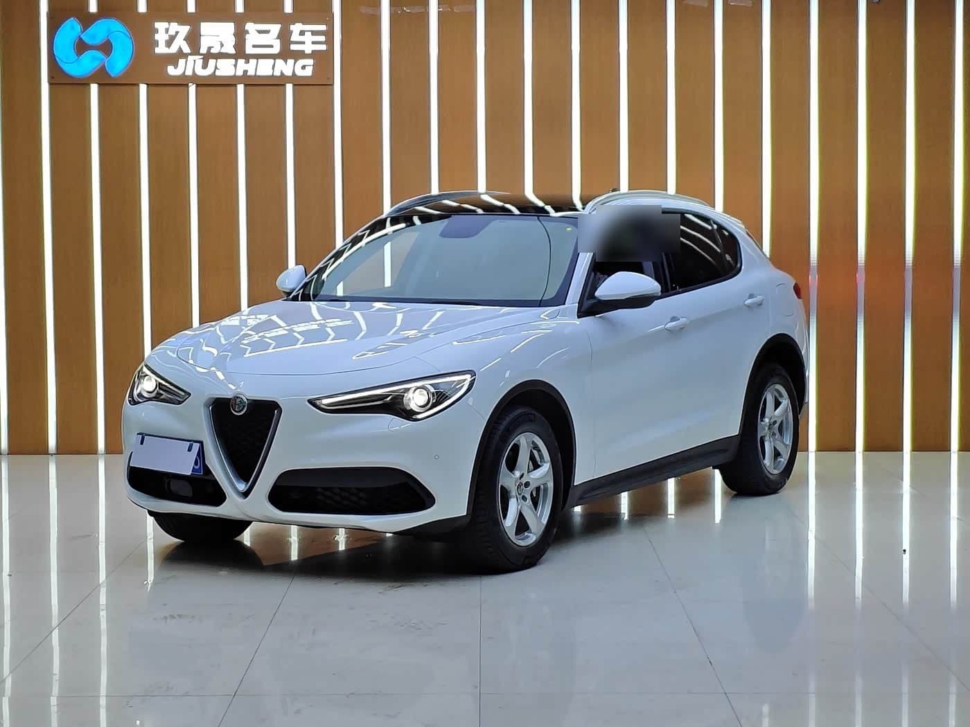 2017 Alfa Romeo Stelvio front exterior