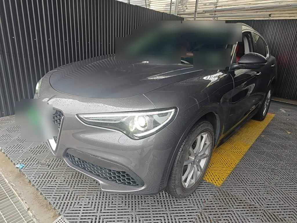2017 Alfa Romeo Stelvio front exterior