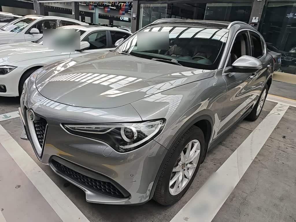 2017 Alfa Romeo Stelvio front exterior