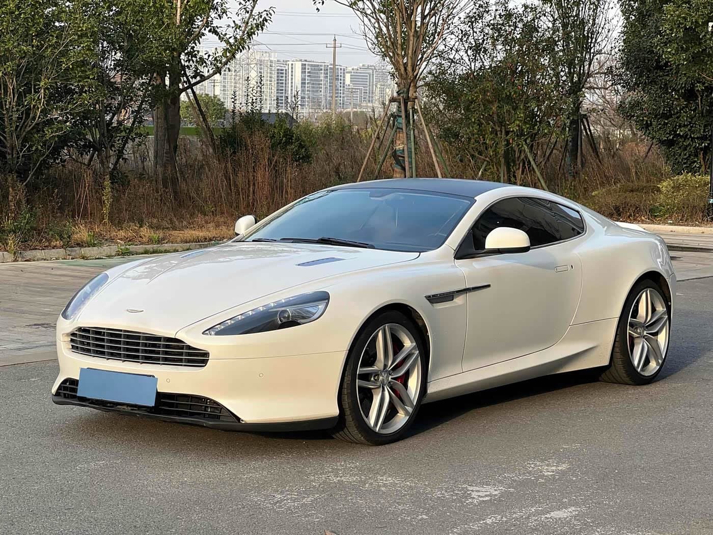 2013 Aston Martin DB9 front exterior