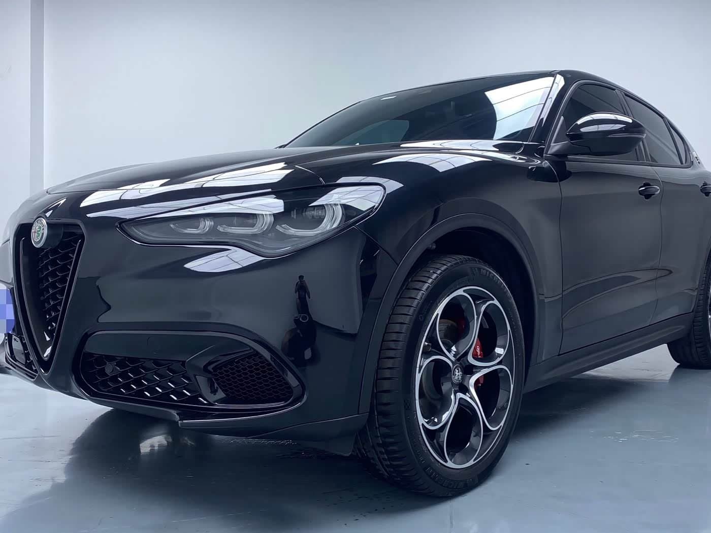 2023 Alfa Romeo Stelvio front exterior