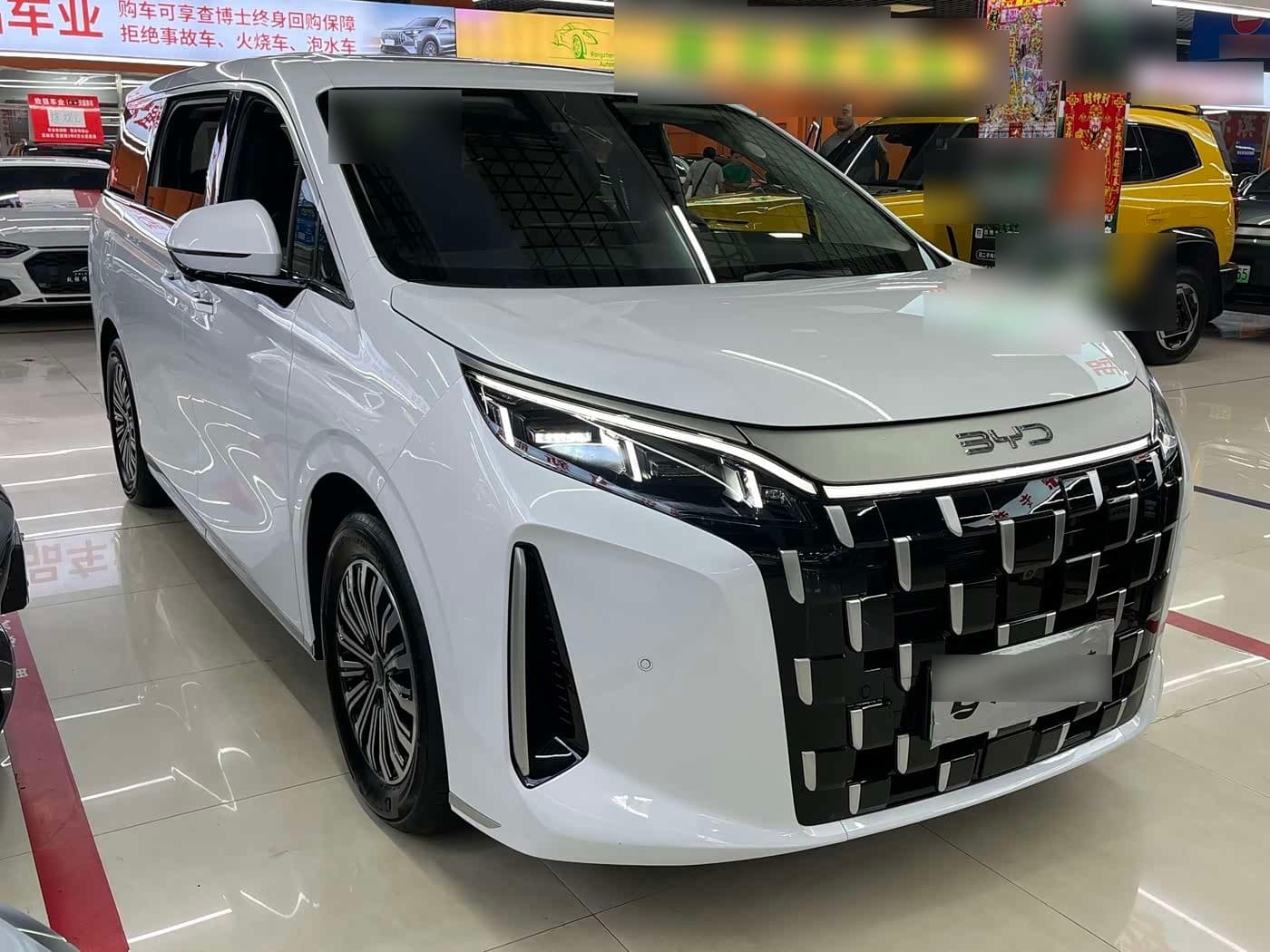 2025 BYD M9 front exterior