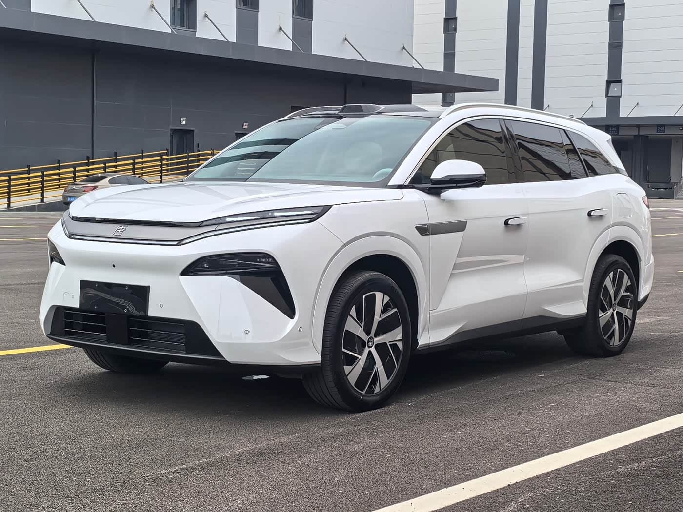 2025 BYD Tang L front exterior