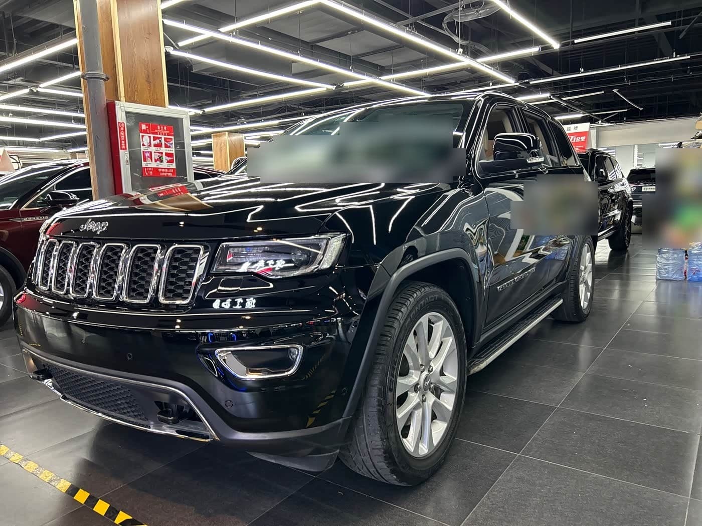 2018 Jeep Grand Cherokee front exterior