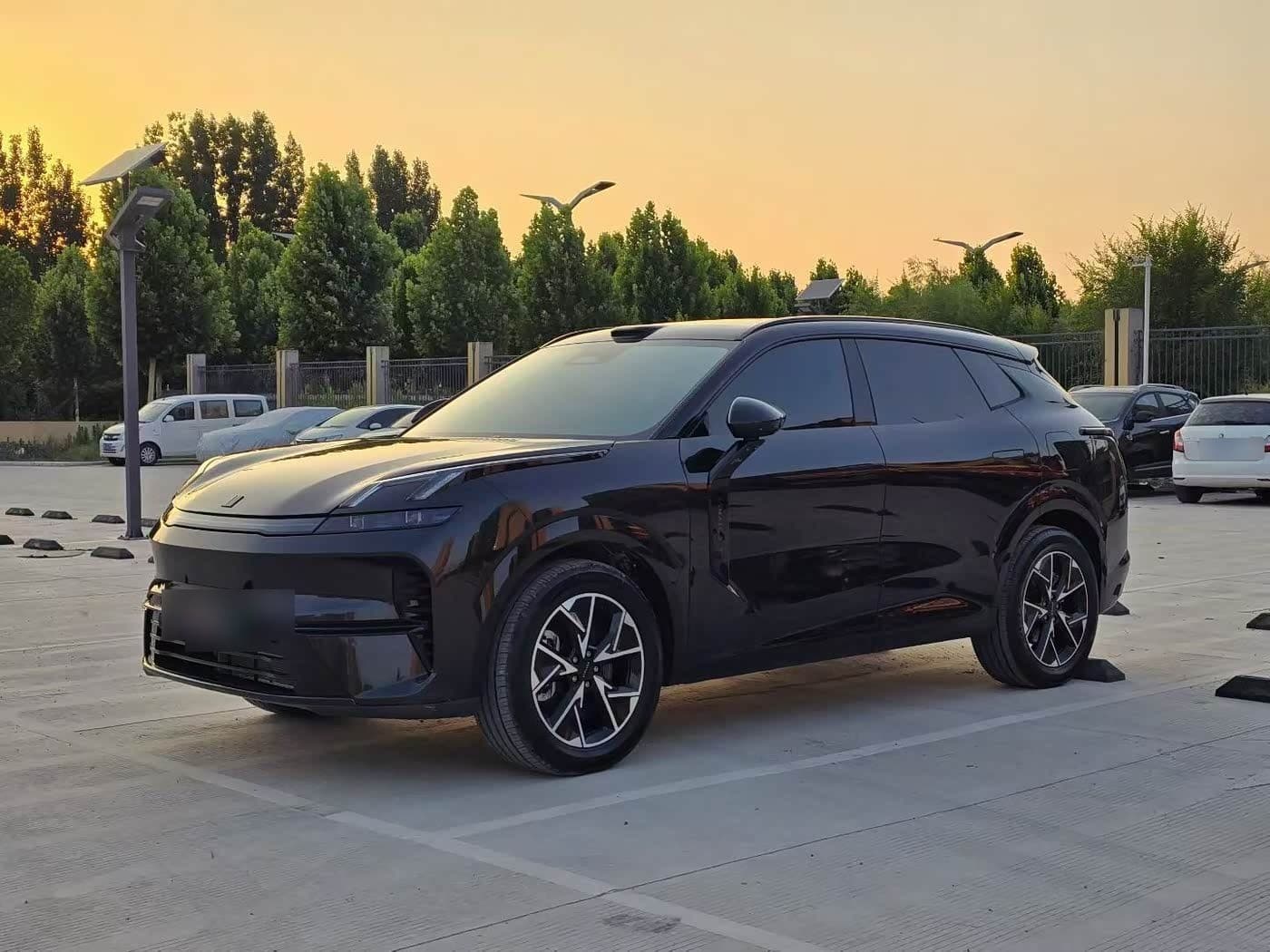 2025 Lynk & Co 08 EM-P front exterior