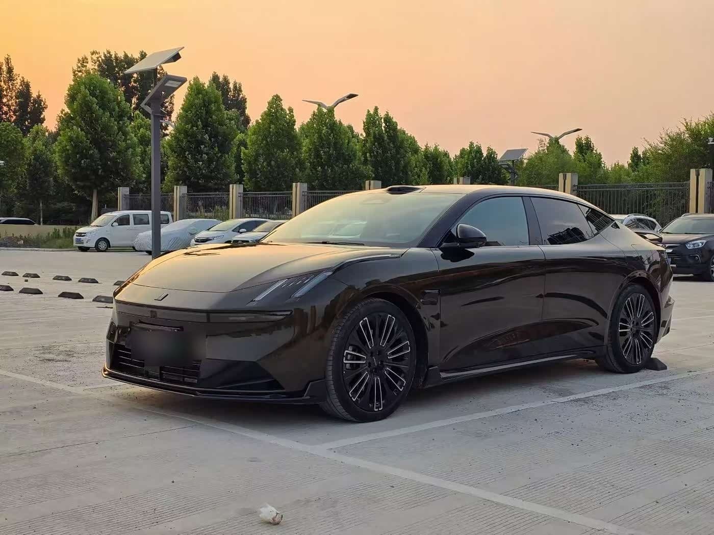 2025 Lynk & Co 10 EM-P front exterior