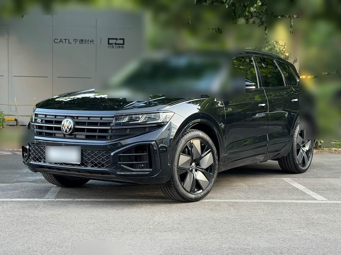 2026 Volkswagen Touareg front exterior