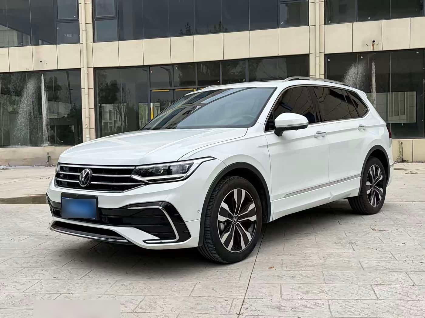 2023 Volkswagen Tiguan L front exterior